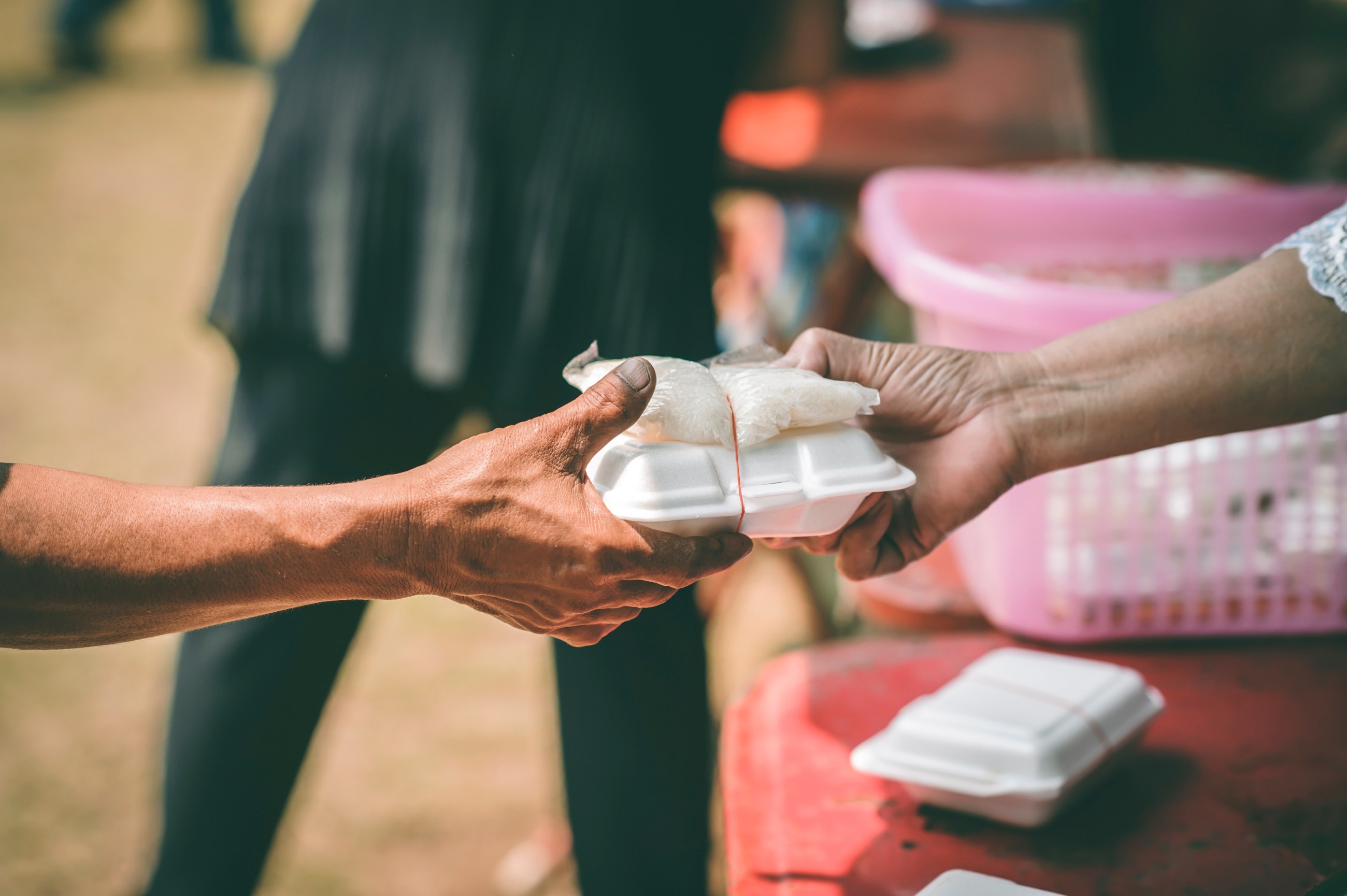 Asiático Entrega Hombre Manejo Bolsa De Papel Con Comida Dar a La Mujer  Cliente En Frente De La Casa. Imagen de archivo - Imagen de alimento,  casero: 207796343