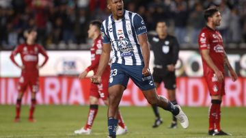 Salomón Rondón celebrando su segundo gol ante Atlas.