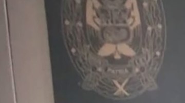 Un policía de Perú se disfraza de oso gigante de San Valentín para detener a delincuente.