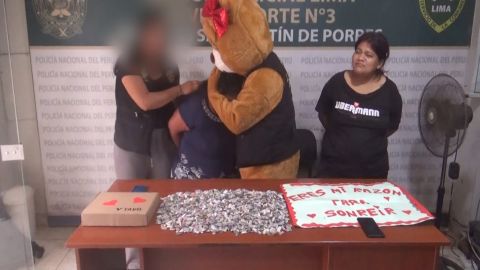 Un policía de Perú se disfraza de oso gigante de San Valentín para detener a delincuente.