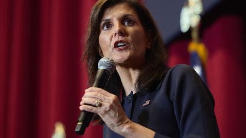Haley levantó la mano cuando se le preguntó en el primer debate republicano de 2024 si seguiría votando por el expresidente Trump.