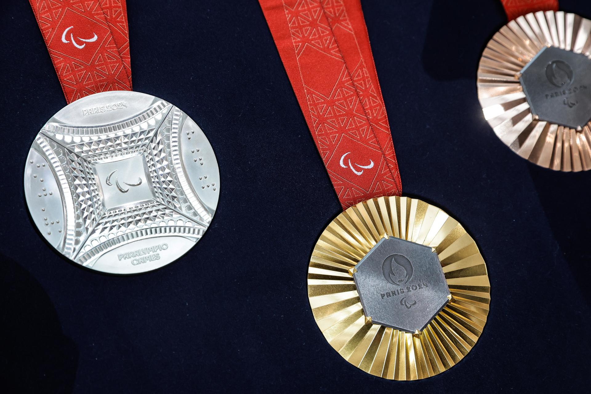 Las Medallas Olímpicas De París 2024 Llevarán Un Pedacito De La Torre ...