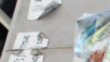 Se muestran bolsas con artículos de higiene proporcionados a migrantes por organizaciones sin fines de lucro y luego confiscados.