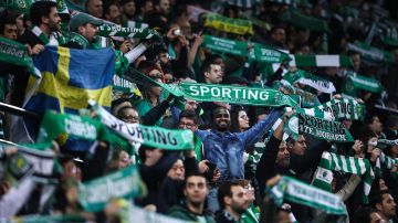 Partido del Sporting de Portugal fue suspendido tras brutales enfrentamientos entre aficionados