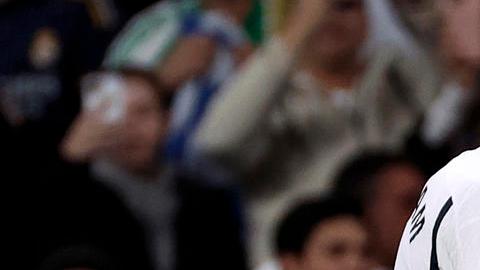 El centrocampista del Real Madrid Brahim Díaz (d) celebra su gol con su compañero Jude Bellingham.