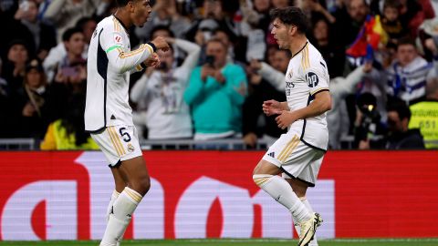 El centrocampista del Real Madrid Brahim Díaz (d) celebra su gol con su compañero Jude Bellingham.