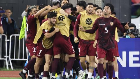 Selección de Venezuela celebra el gol de Kevin Kelsy al 90+10 que le dio la igualdad 2-2 ante la selección de Argentina.