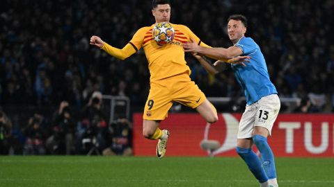 Robert Lewandowski disputa un balón con el central del Napoli, Amir Rrahmani.