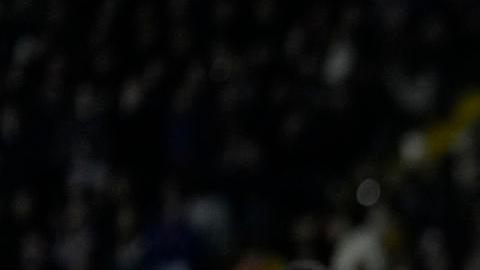 Los jugadores del FC Barcelona, Lamine Yamal (d) y Marc Guiu, se lamentan de una ocasión fallada.