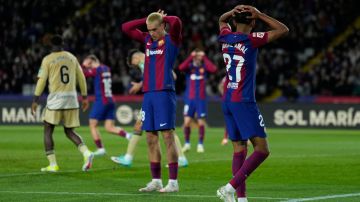 Los jugadores del FC Barcelona, Lamine Yamal (d) y Marc Guiu, se lamentan de una ocasión fallada.