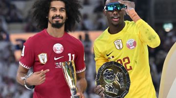 Akram Afif (I) y Meshaal Barsham (d), jugadores de la selección de fútbol de Qatar.