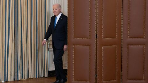 Según una encuesta publicada esta semana por ABC News/Ipsos, el 27 % de los entrevistados dijo que sólo Biden es demasiado mayor.