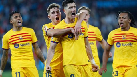 El delantero polaco del FC Barcelona Robert Lewandowski (c) celebra su segundo gol en el partido entre el Celta de Vigo y FC Barcelona.