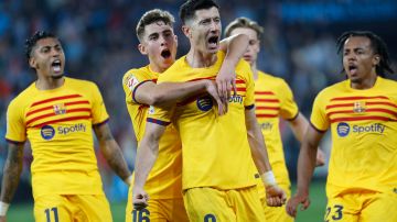 El delantero polaco del FC Barcelona Robert Lewandowski (c) celebra su segundo gol en el partido entre el Celta de Vigo y FC Barcelona.