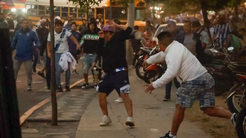 Reyerta entre hinchas del Monterrey y Comunicaciones dejó saldo de varios heridos graves [Video]