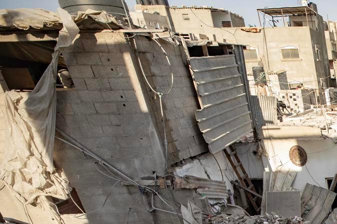 Un niño observa una zona destruida tras un ataque aéreo israelí contra el campo de refugiados de Rafah.