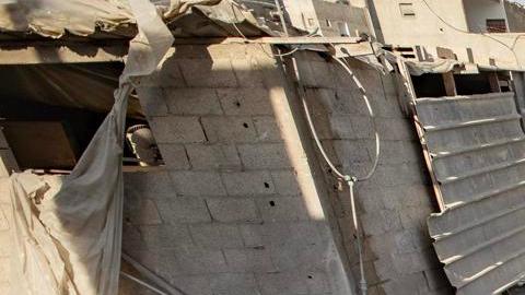 Un niño observa una zona destruida tras un ataque aéreo israelí contra el campo de refugiados de Rafah.