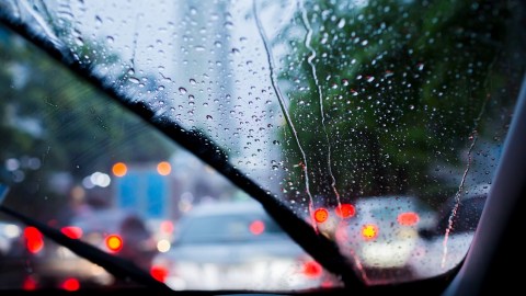 Migrantes limpian parabrisas en las calles de Denver para ganar dinero: “Vinimos a trabajar y seguir adelante”