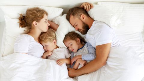 Familia durmiendo junta