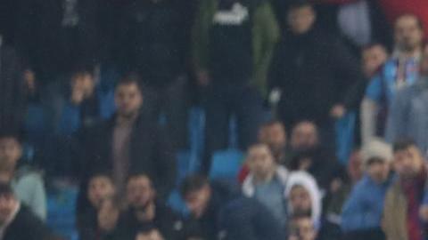 Un hincha del Trabzonspor ataca a los jugadores del Fenerbahce.