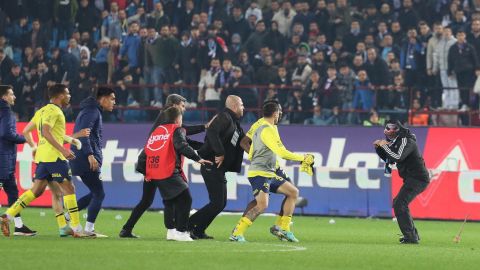 Un hincha del Trabzonspor ataca a los jugadores del Fenerbahce.