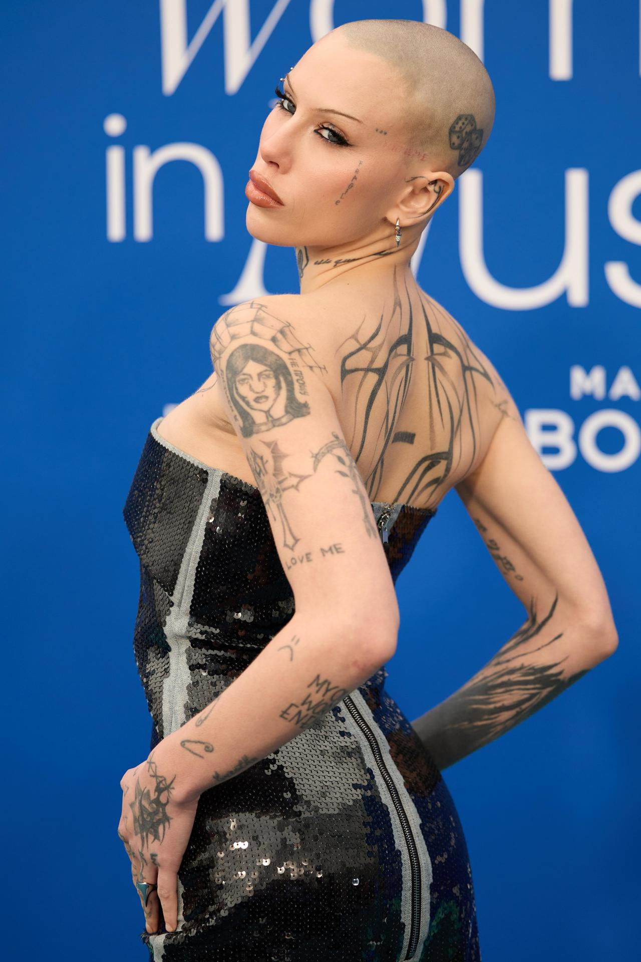 La cantante, compositora y modelo estadounidense Siiickbrain llega a los Premios Billboard Women in Music 2024 en el Teatro YouTube en Los Ángeles.