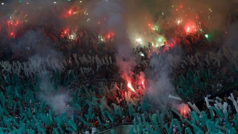 Hinchas de Fluminense animan en la final de la Recopa Sudamericana.