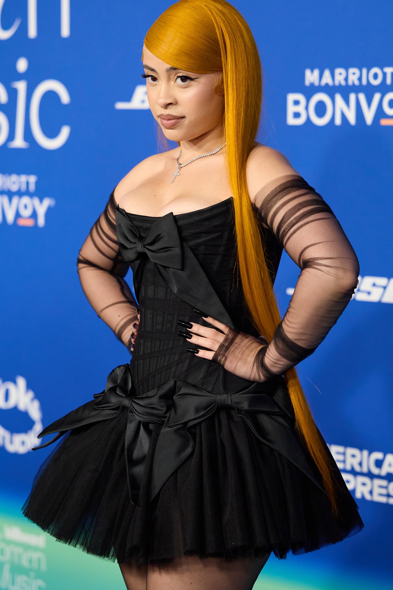 La rapera estadounidense Ice Spice llega a los Premios Billboard Women in Music 2024 en el Teatro YouTube en Los Ángeles, California.