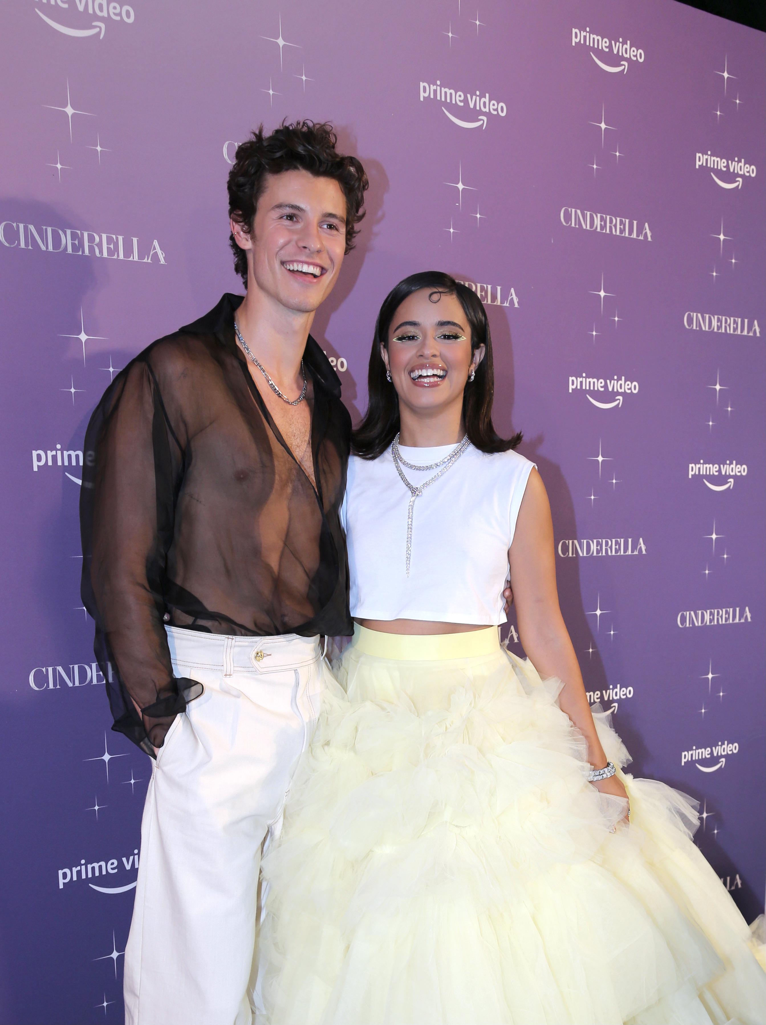 Camila Cabello y Shaw Mendes posando en una alfombra roja.
