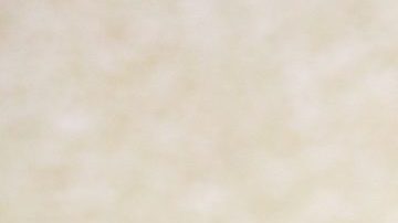 Camila Cabello posando en una alfombra roja.