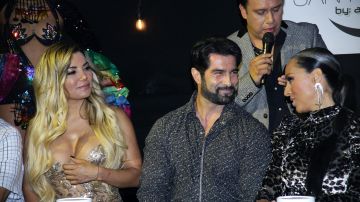 Aleida Núñez, Arturo Carmona e Ivonne Montero en la obra "Amor de Tres"