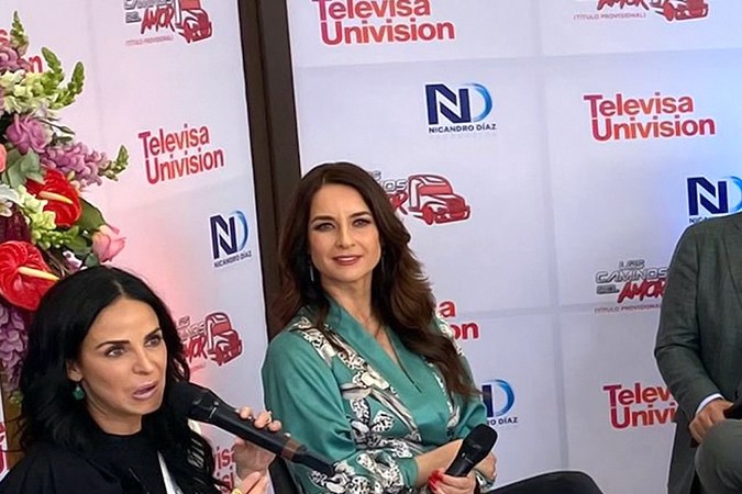El productor de televisión Nicandro Díaz acompañado de Gabriel Soto, Susana González, Ximena Herrera y Mark Tacher en julio de 2022.