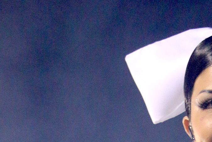 Cazzu actuando en un show.