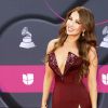 Thalía posando en una alfombra roja.