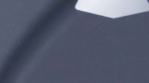 Karol G posando en un alfombra roja.