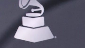 Nadia Ferreira y Marc Anthony posando.