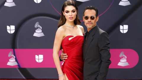 Nadia Ferreira y Marc Anthony posando.