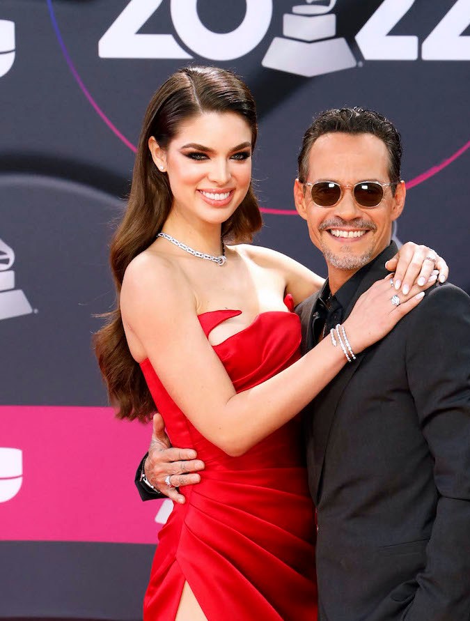 Nadia Ferreira y Marc Anthony posando.