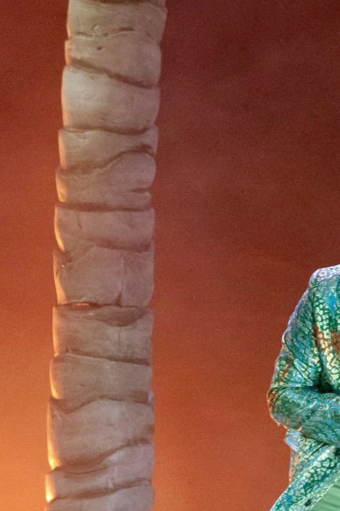 Bad Bunny actuando en un show.