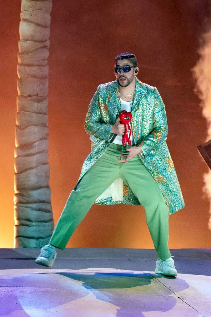 Bad Bunny actuando en un show.