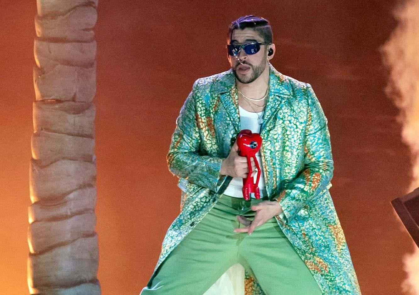 Bad Bunny actuando en un show.