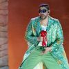 Bad Bunny actuando en un show.
