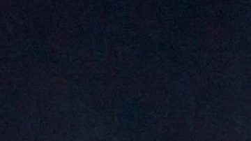 Bad Bunny actuando en un show.