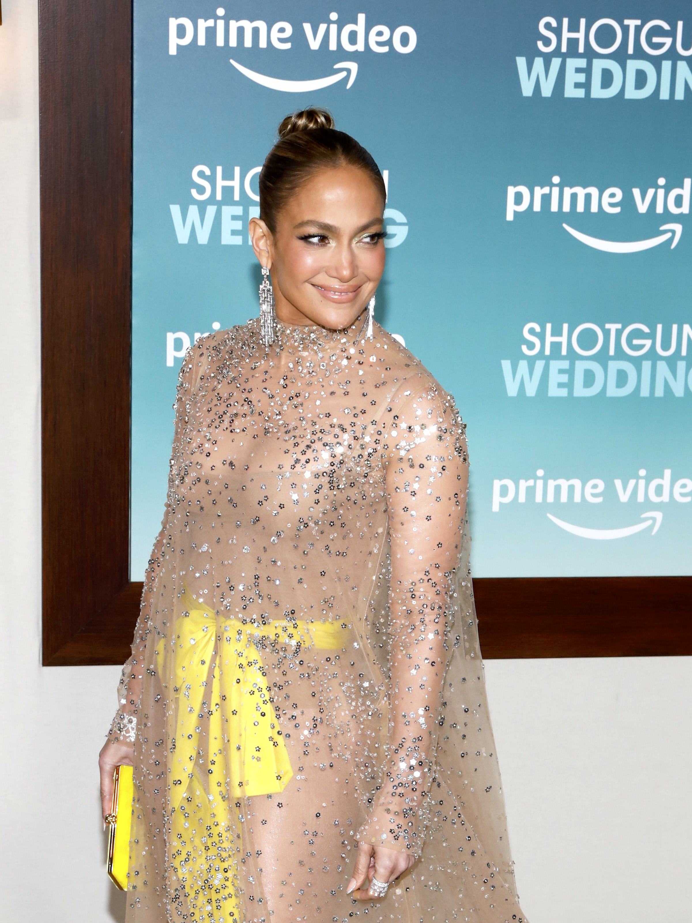 Jennifer López posando en una alfombra roja.