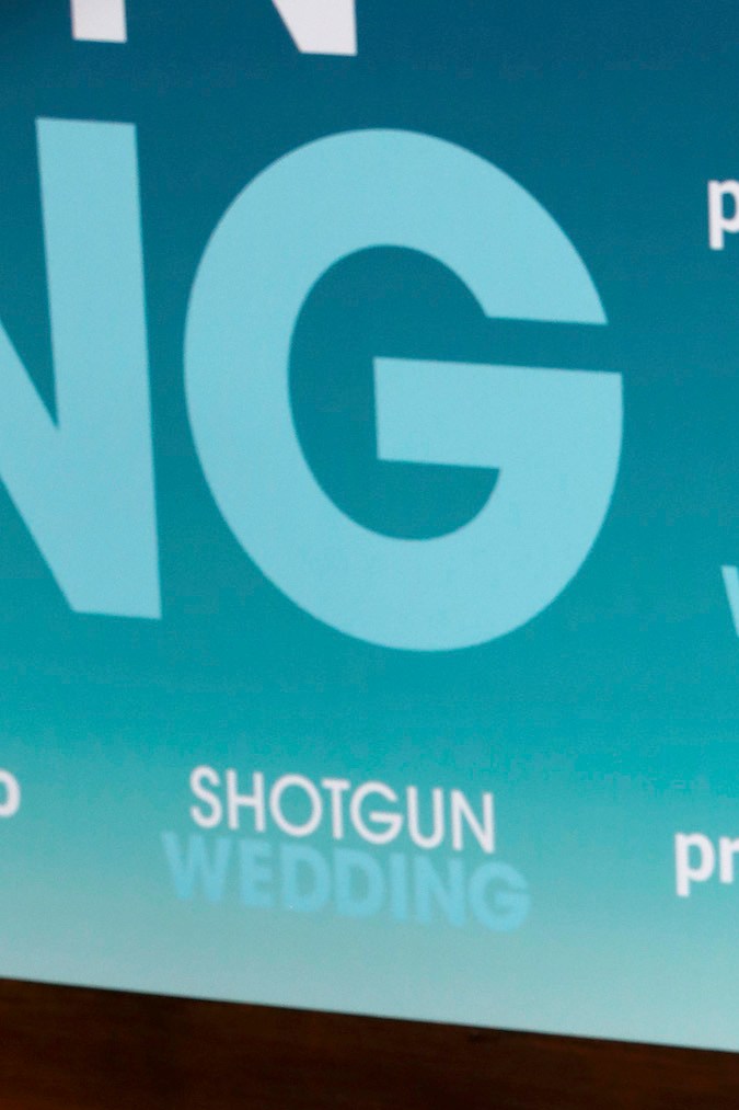 Jennifer López posando en una alfombra roja.