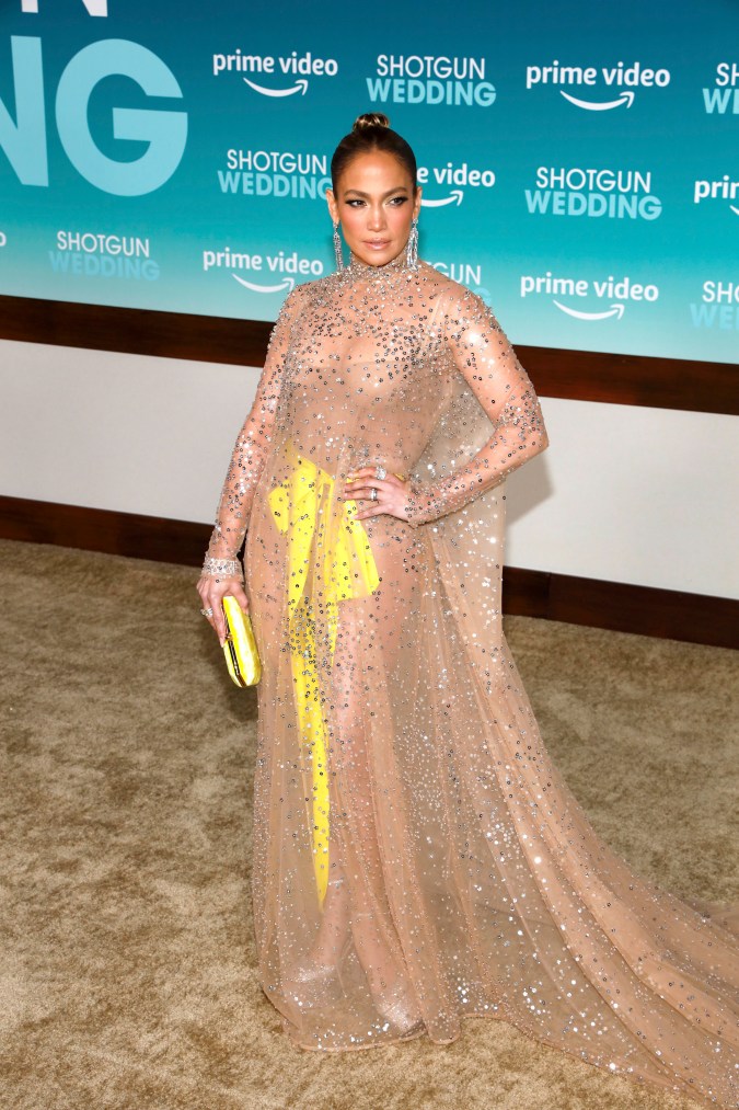 Jennifer López posando en una alfombra roja.