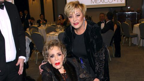 Sylvia Pasquel acompañando a su madre Silvia Pinal en febrero de 2023.