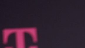 Nadia Ferreira y Marc Anthony posando.