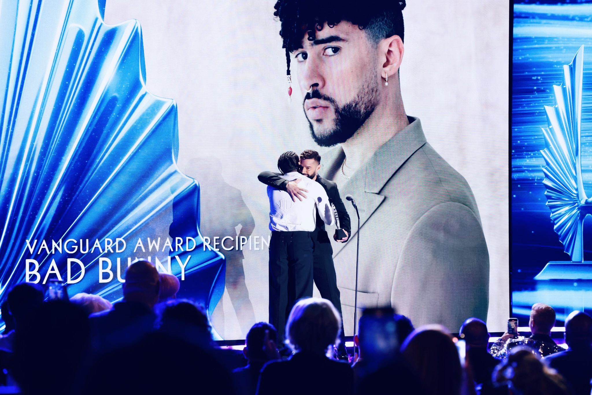 Bad Bunny actuando en un show.