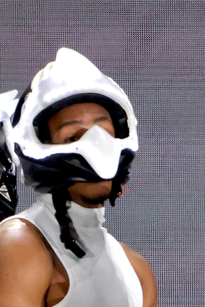 Rosalía actuando en un show.